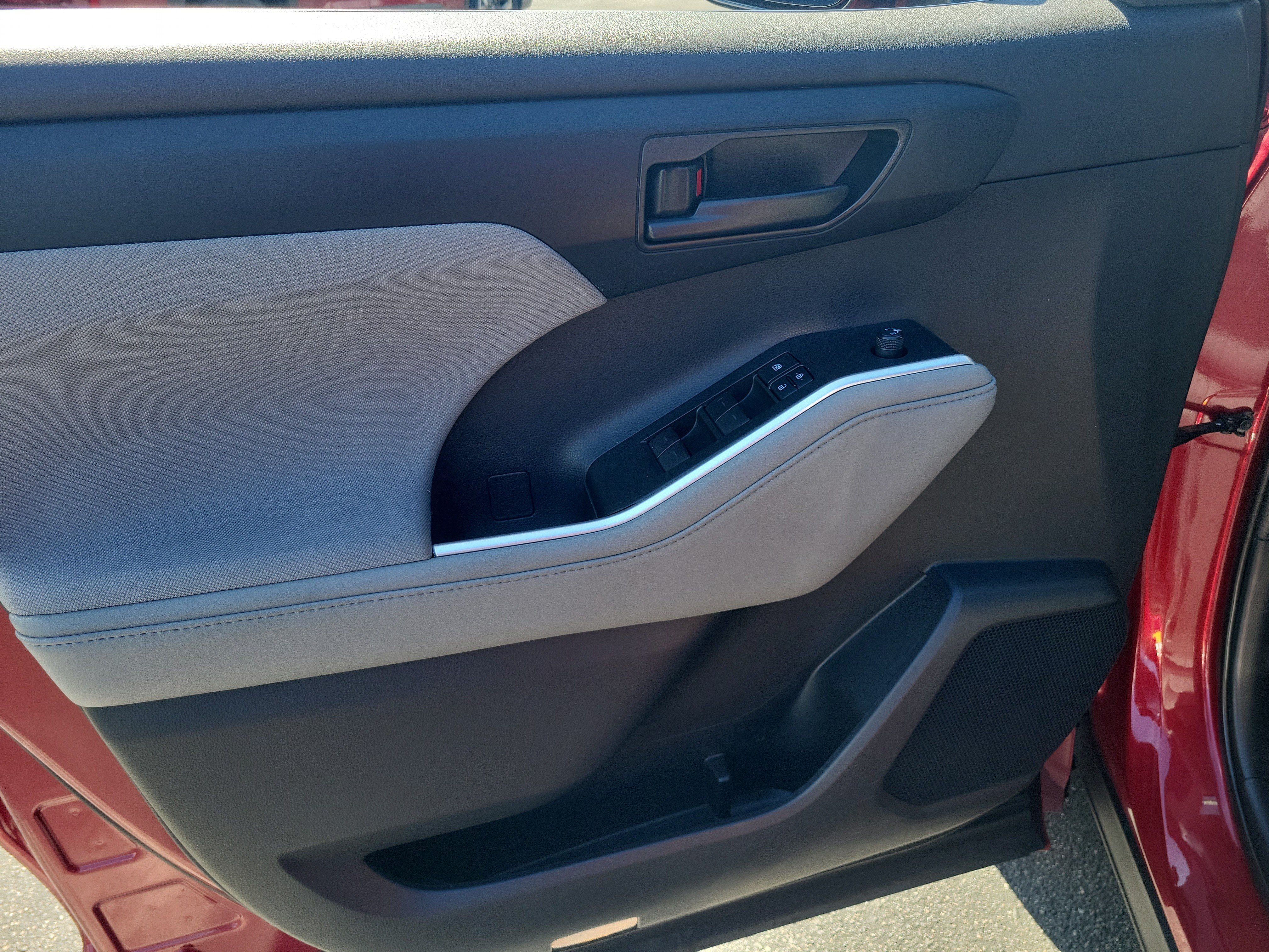 Used 2020 Toyota Highlander LE FWD image 22