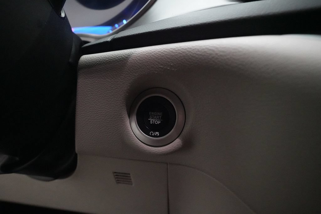 Used 2024 Chrysler Pacifica Touring-L FWD image 31