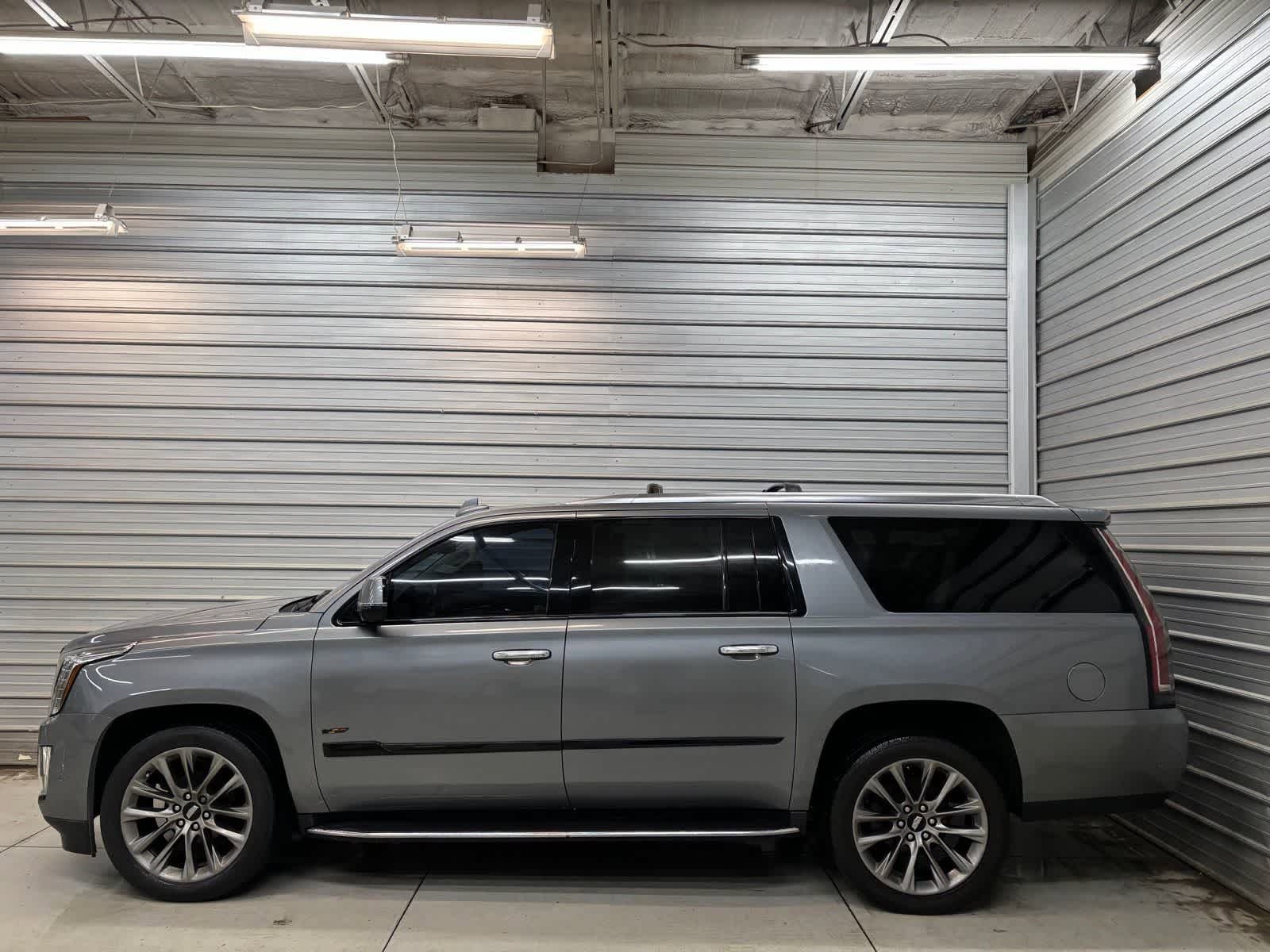 Used 2020 Cadillac Escalade ESV Luxury w/ Escalade Sport Edition AWD/4WD image 11