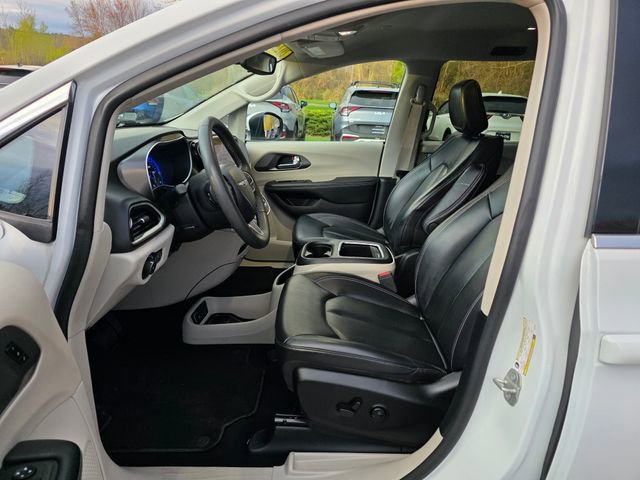 Used 2023 Chrysler Pacifica Touring-L FWD image 17