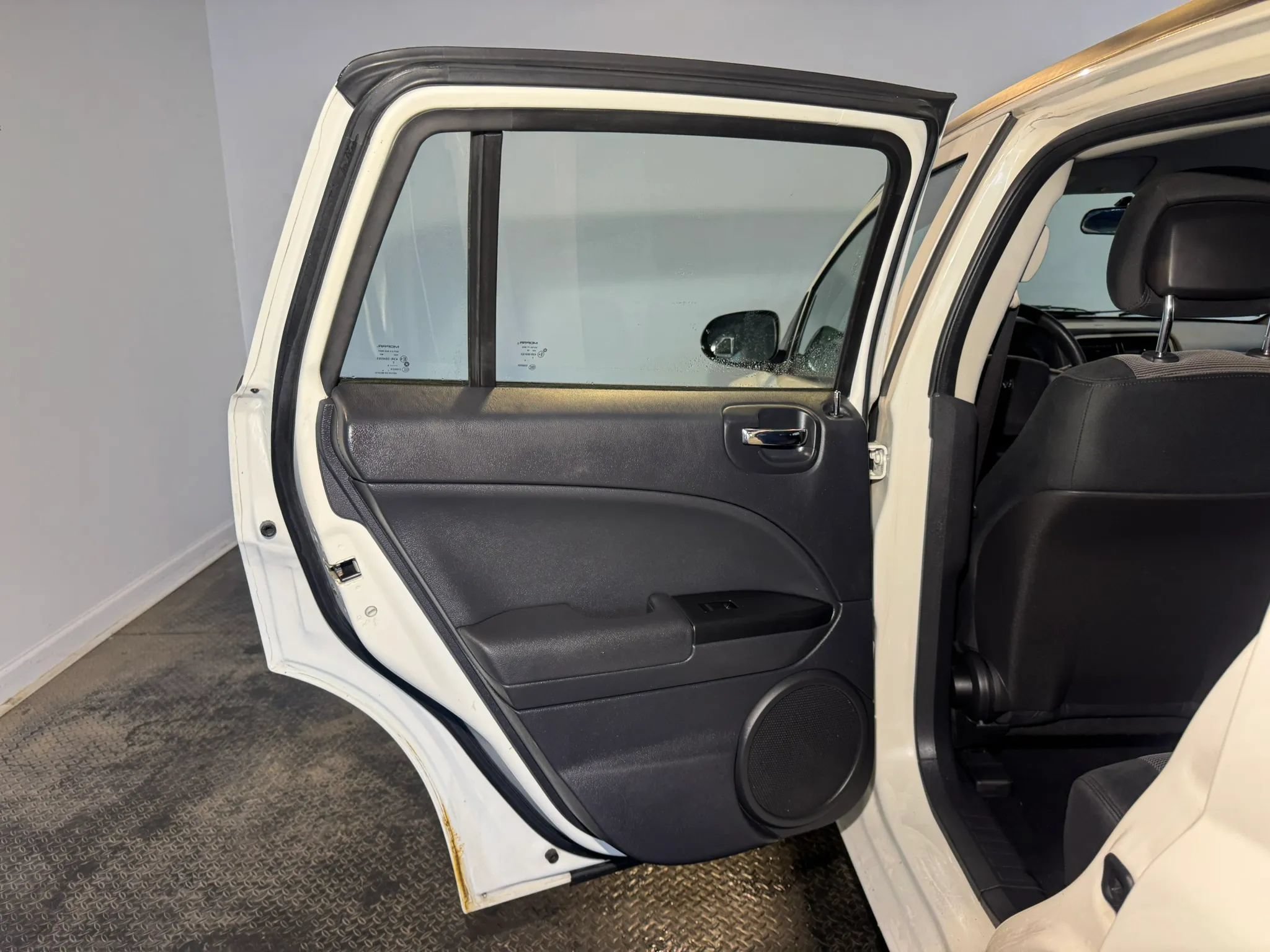 Used 2010 Dodge Caliber SXT FWD image 22