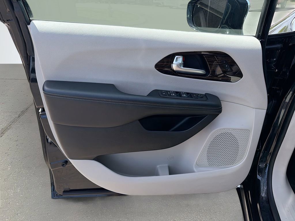 Used 2023 Chrysler Pacifica Limited image 23