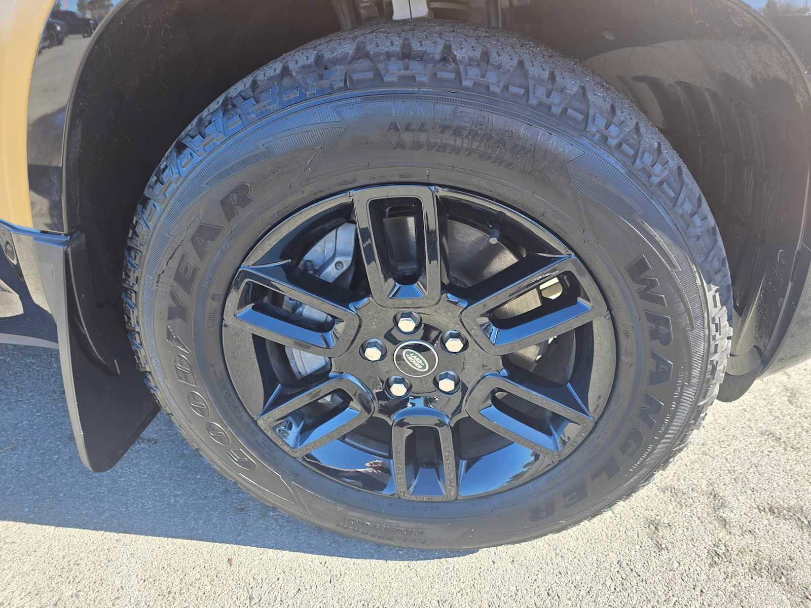 Used 2023 Land Rover Defender 90 X-Dynamic SE image 9