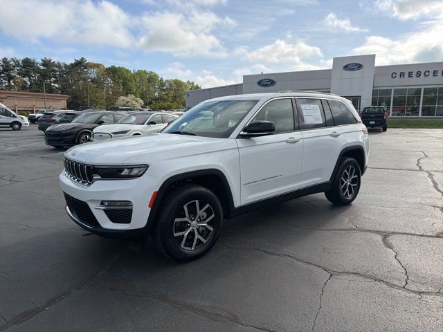 Used 2025 Jeep Grand Cherokee Limited AWD/4WD image 3
