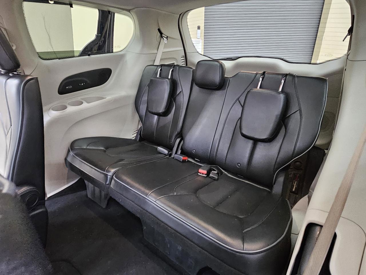 Used 2017 Chrysler Pacifica Limited FWD image 27