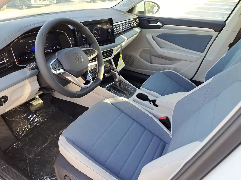 Used 2025 Volkswagen Jetta SE w/ Black Wheel Package image 12