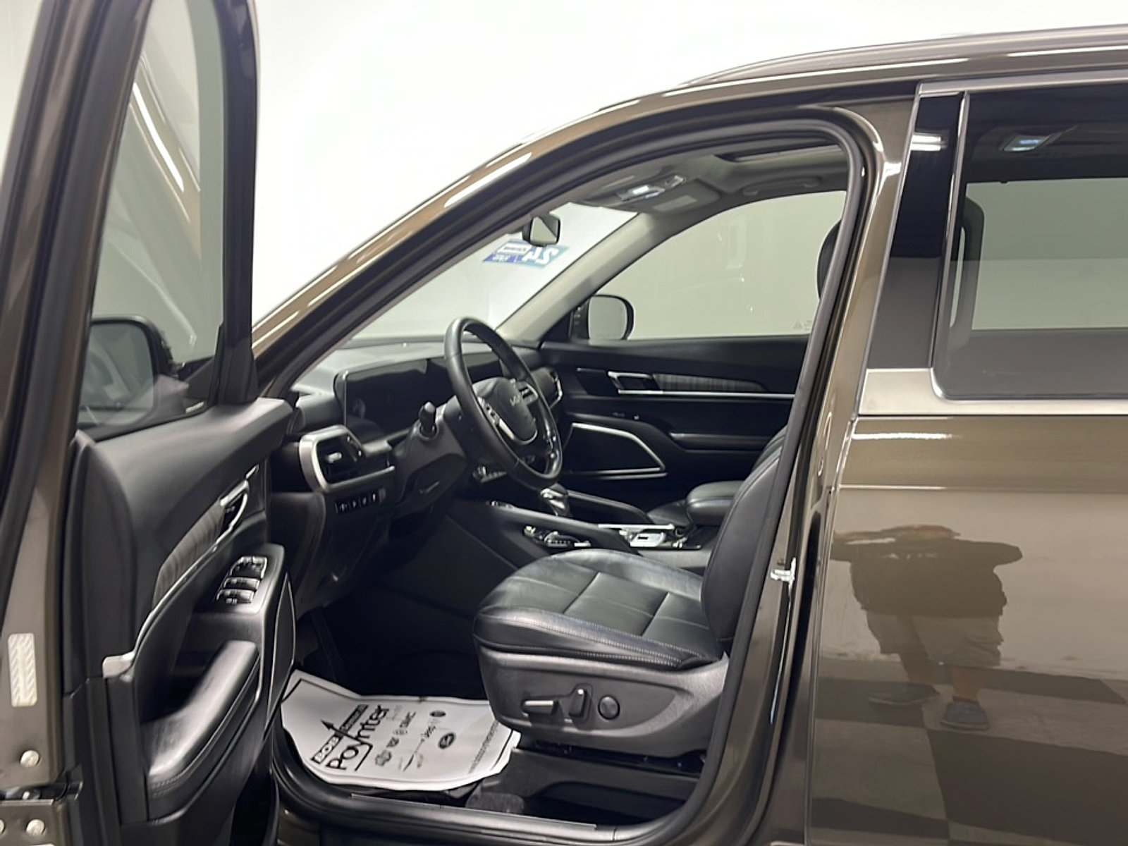 Used 2024 Kia Telluride EX w/ EX Captain's Chair Package AWD/4WD image 2