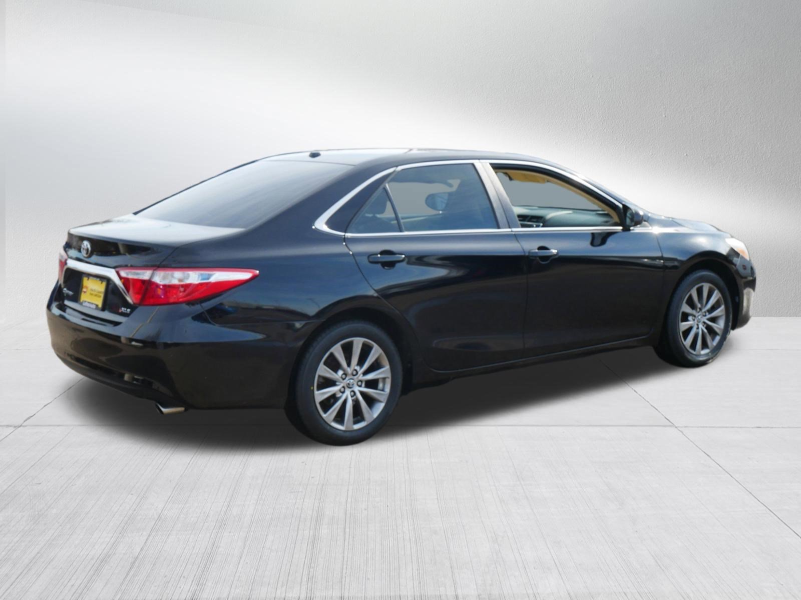 Used 2015 Toyota Camry XLE w/ Moonroof Package image 7