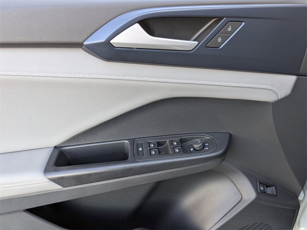 Used 2024 Volkswagen Taos SE image 14