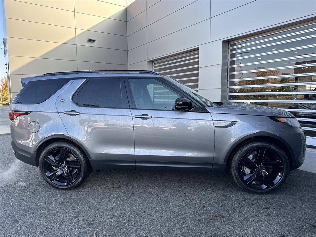 New 2025 Land Rover Discovery S image 8