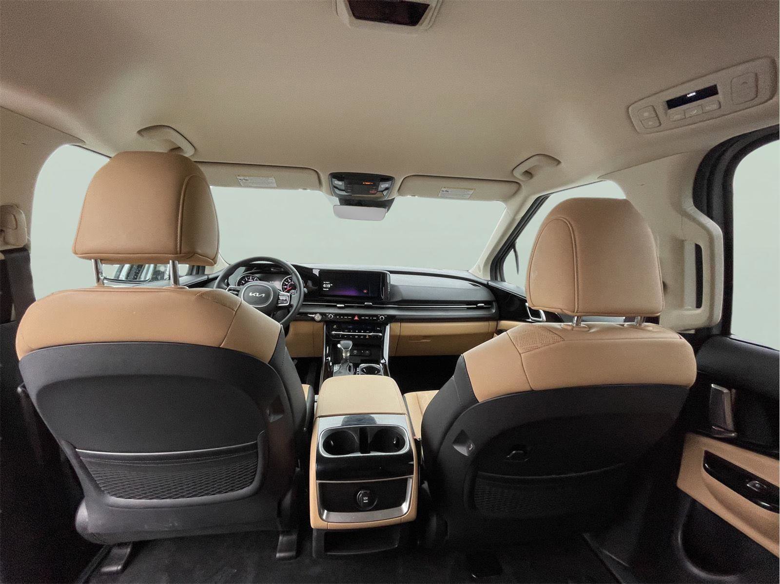 Used 2023 Kia Carnival EX image 18