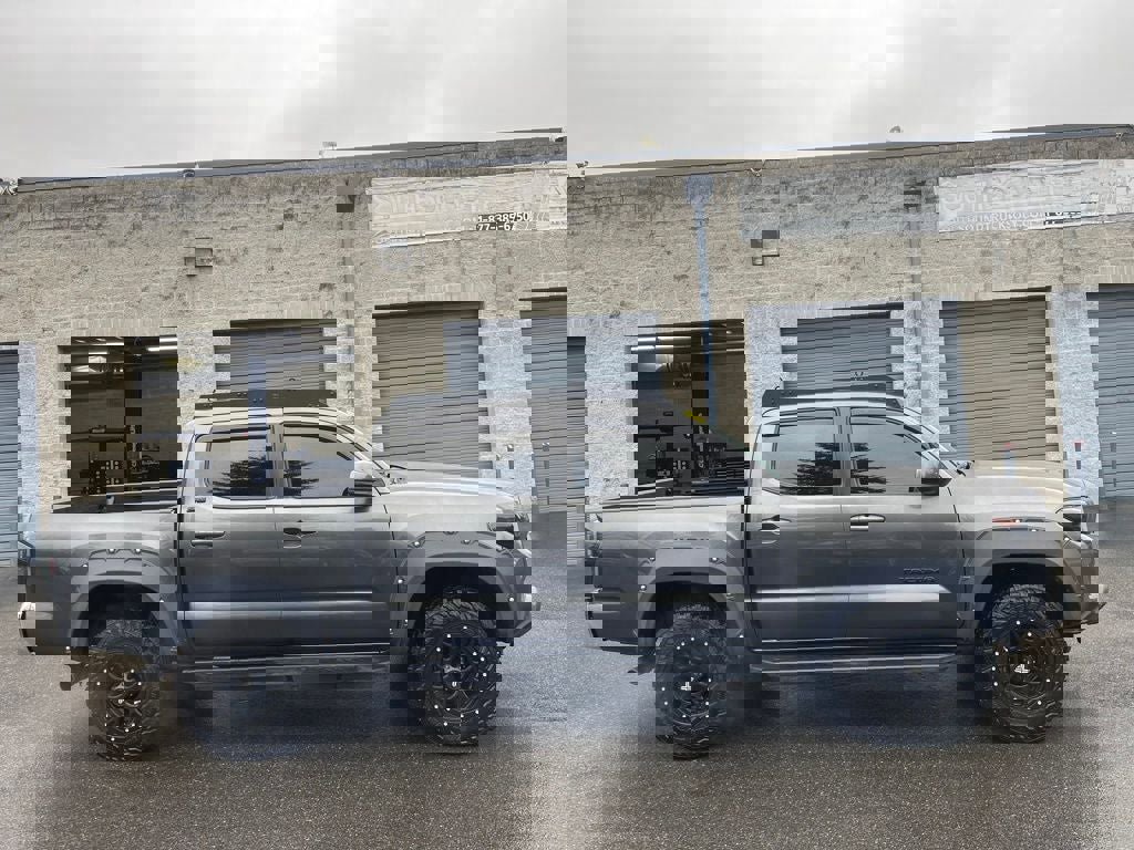 Used 2019 Toyota Tacoma SR5 AWD/4WD image 2