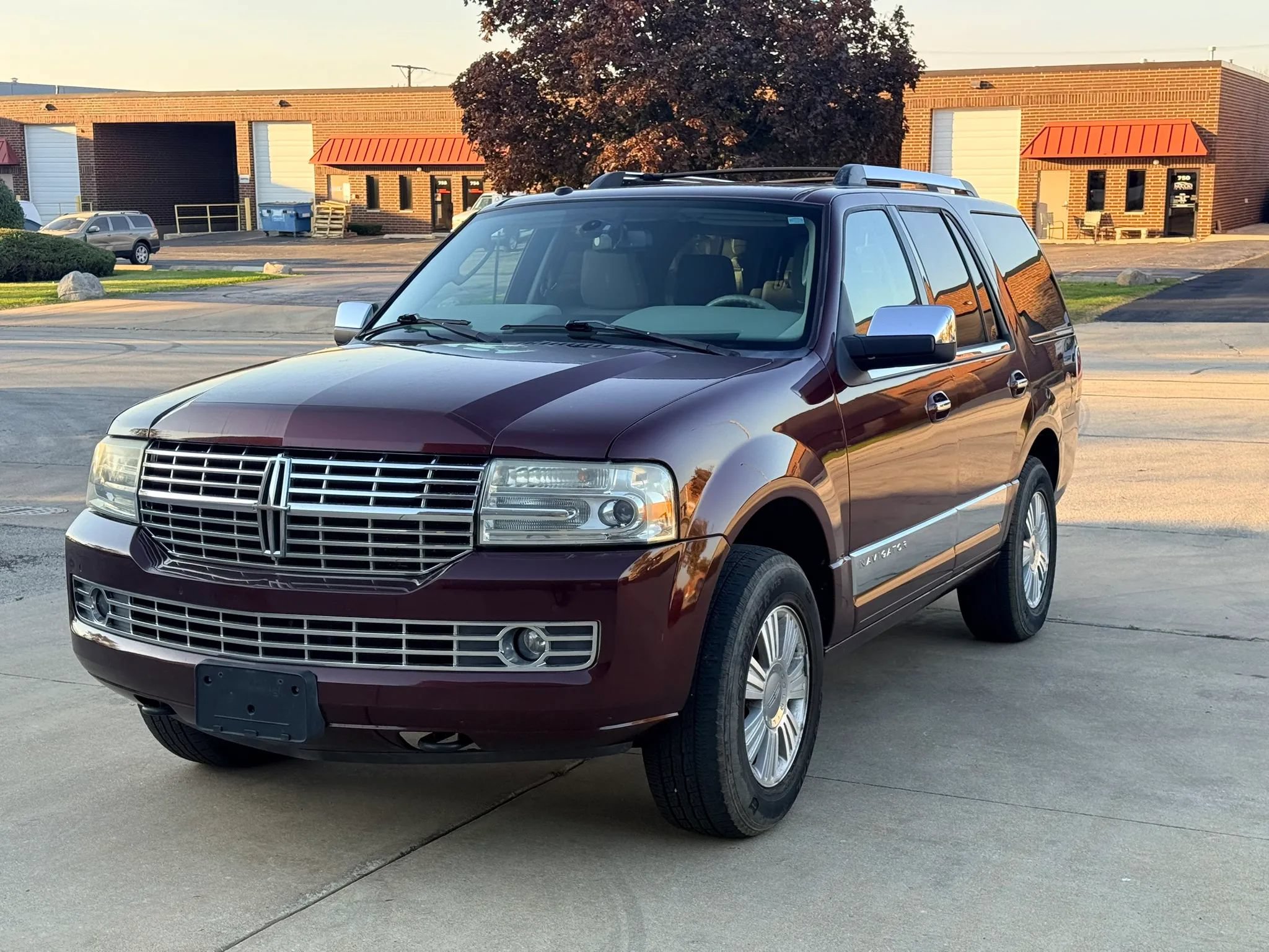 Used 2010 Lincoln Navigator 4WD image 1
