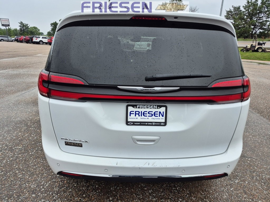 Used 2023 Chrysler Pacifica Touring-L image 4