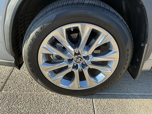 Used 2023 Toyota Highlander Limited image 13