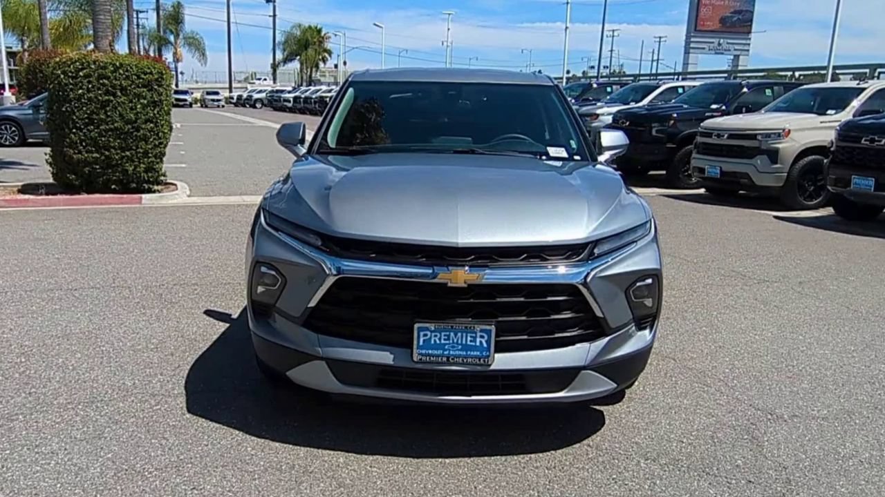 Used 2025 Chevrolet Blazer LT AWD/4WD image 3