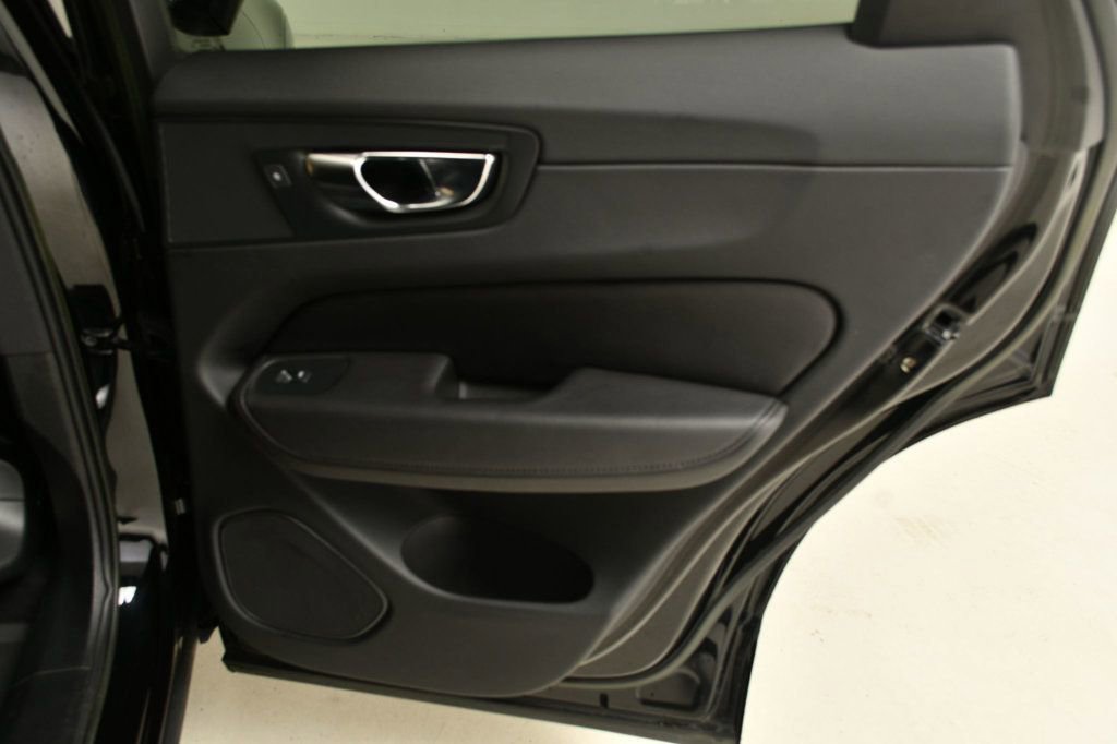 Used 2022 Volvo XC60 B5 Momentum w/ Protection Package Premier image 24