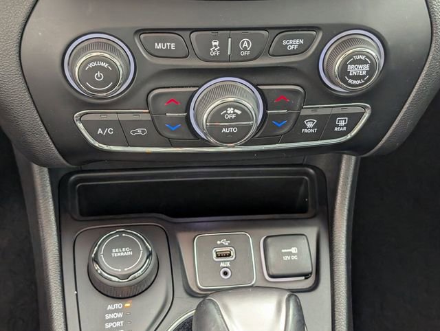 Used 2019 Jeep Cherokee Limited image 24