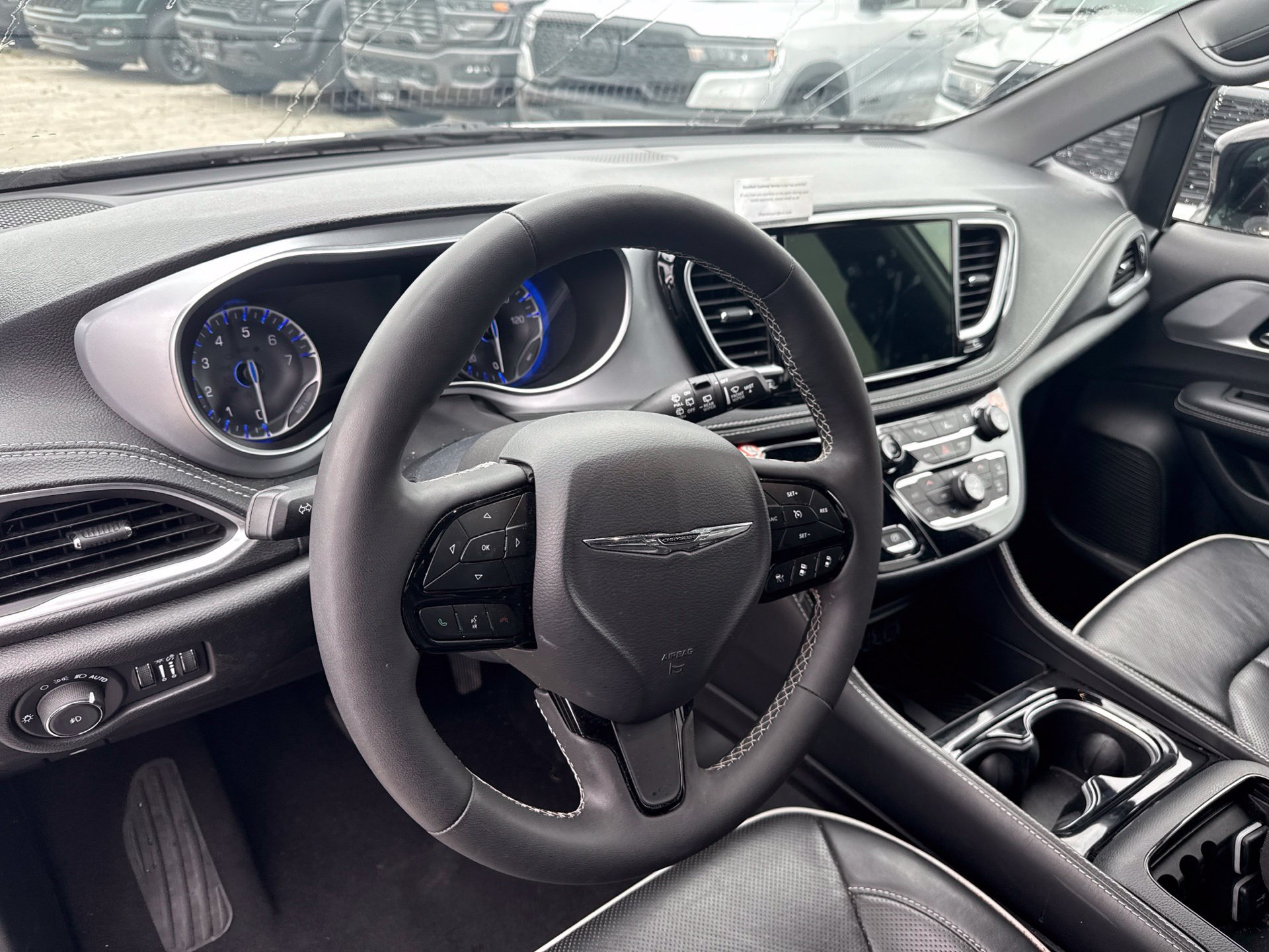 Used 2025 Chrysler Pacifica Limited FWD image 10