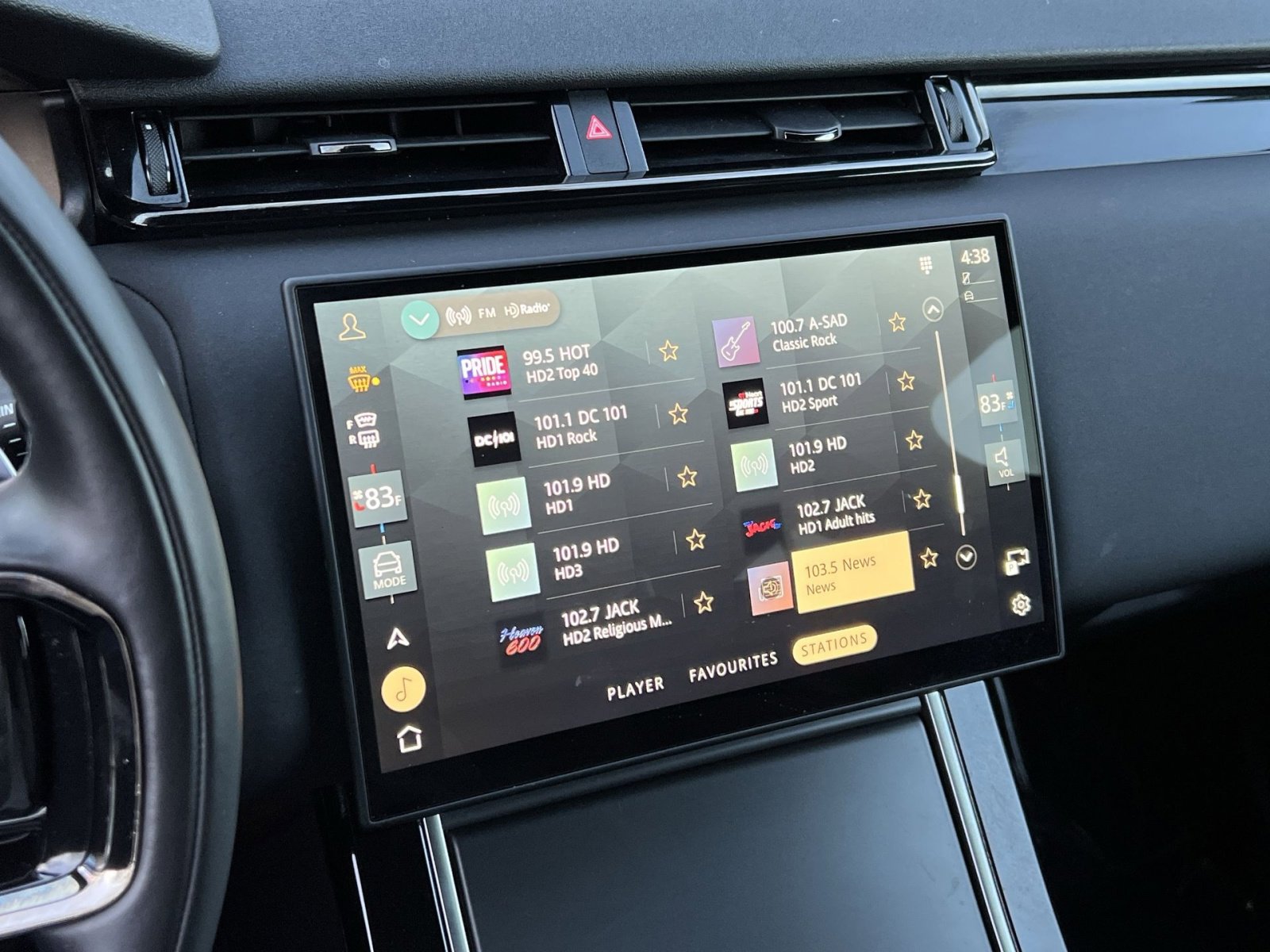 Used 2025 Land Rover Range Rover Velar Dynamic SE image 16