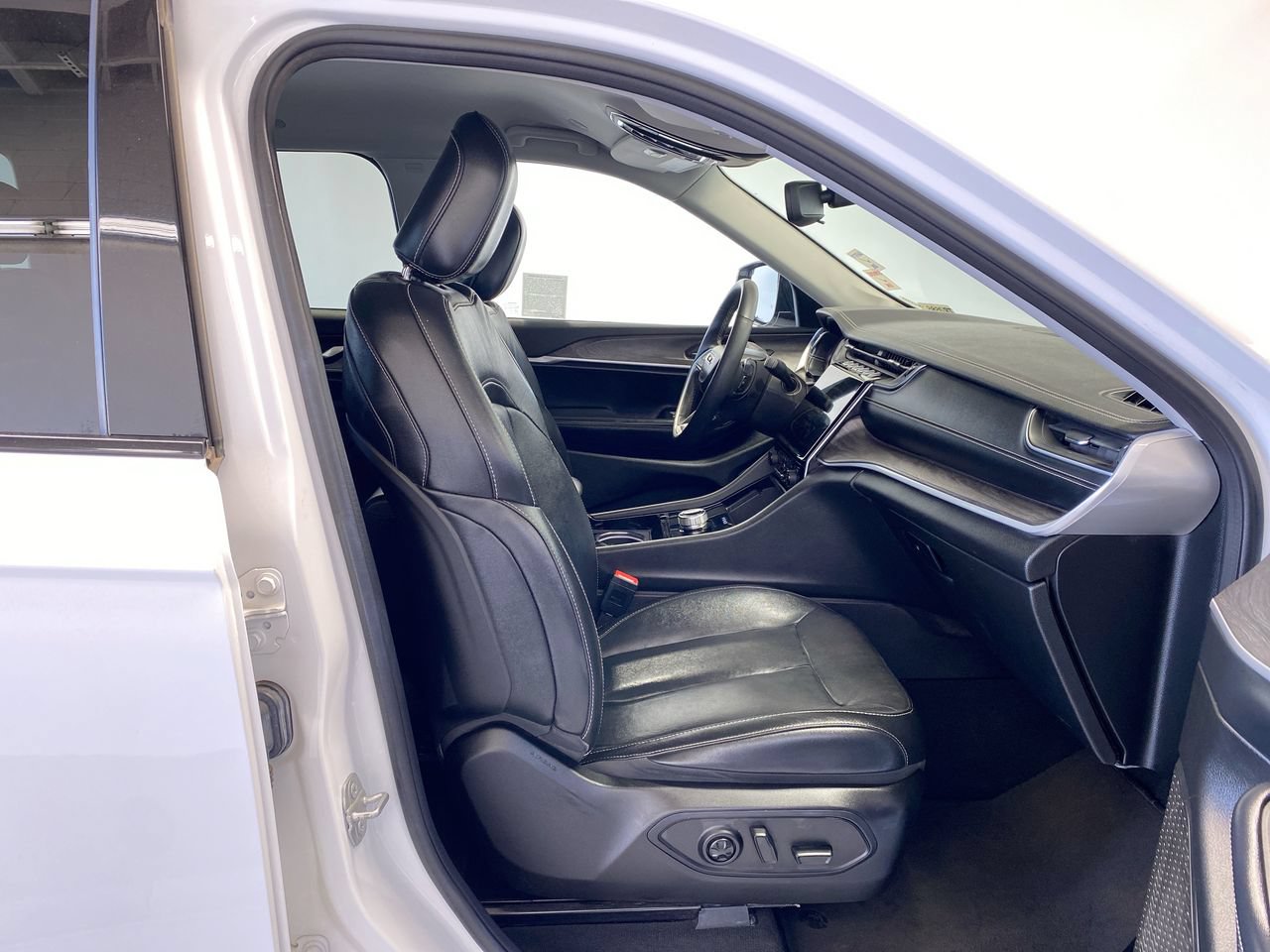 Used 2023 Jeep Grand Cherokee Limited RWD image 28