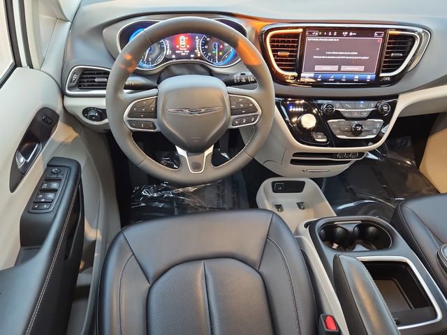 Used 2024 Chrysler Pacifica Touring-L image 15