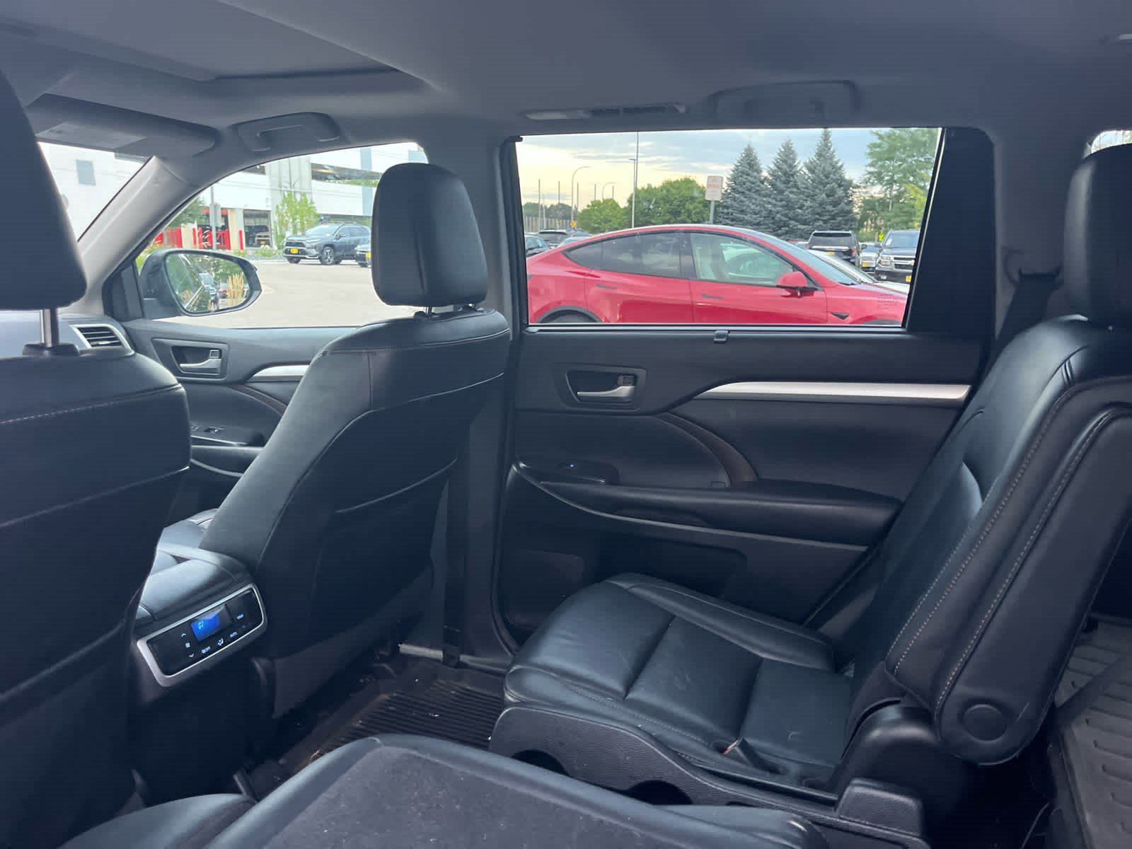 Used 2018 Toyota Highlander XLE AWD/4WD image 7