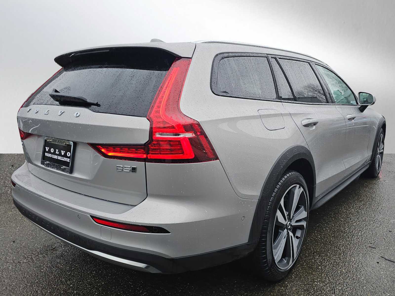 Certified 2025 Volvo V60 B5 Cross Country Plus image 3