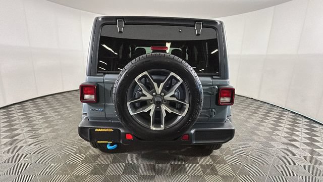 Used 2024 Jeep Wrangler Unlimited w/ Convenience Group AWD/4WD image 3