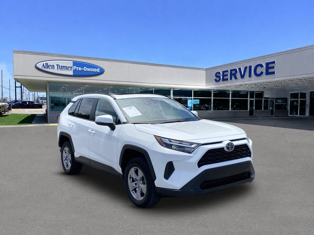 Used 2023 Toyota RAV4 XLE w/ Convenience Package FWD image 2