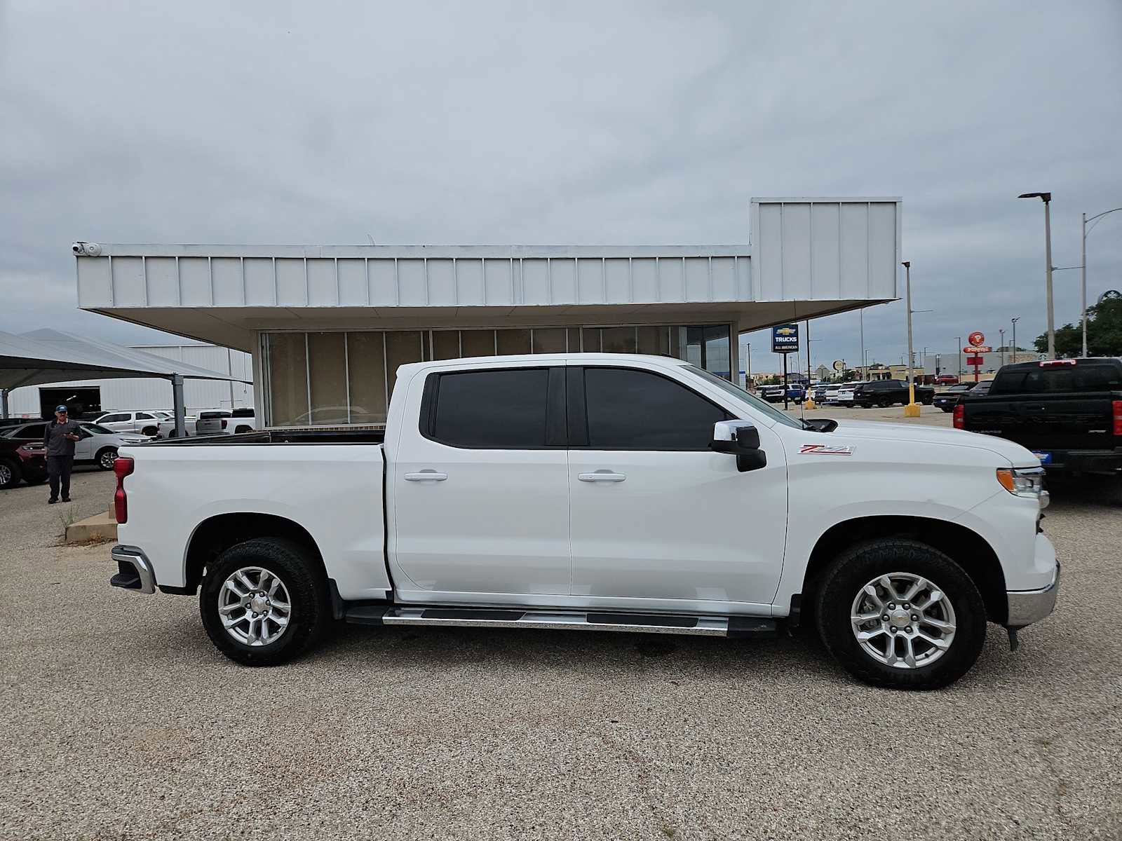Used 2025 Chevrolet Silverado 1500 LT AWD/4WD image 9