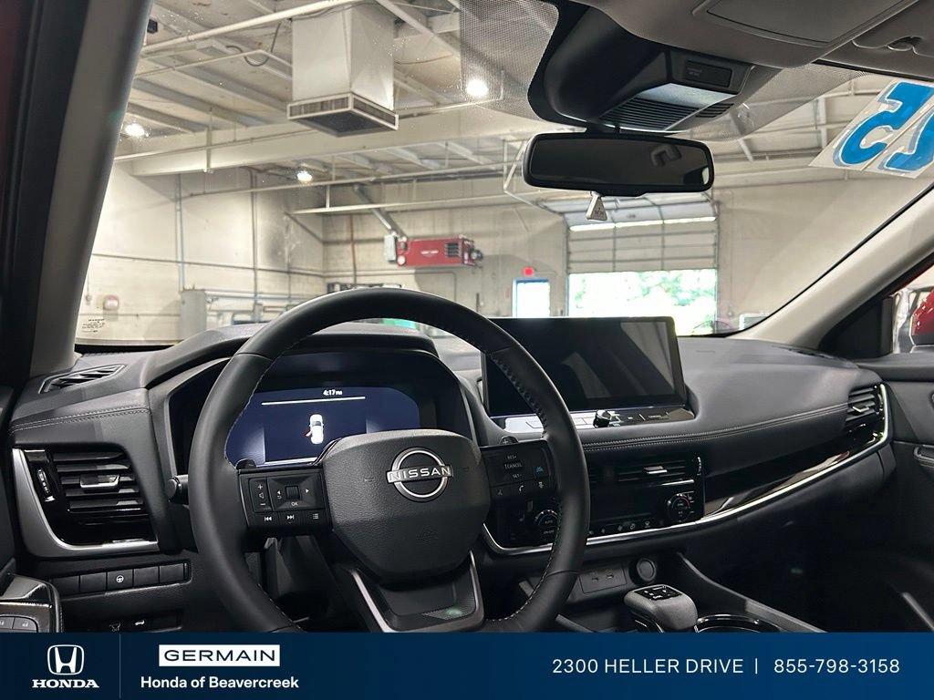 Used 2025 Nissan Rogue SL AWD/4WD image 15