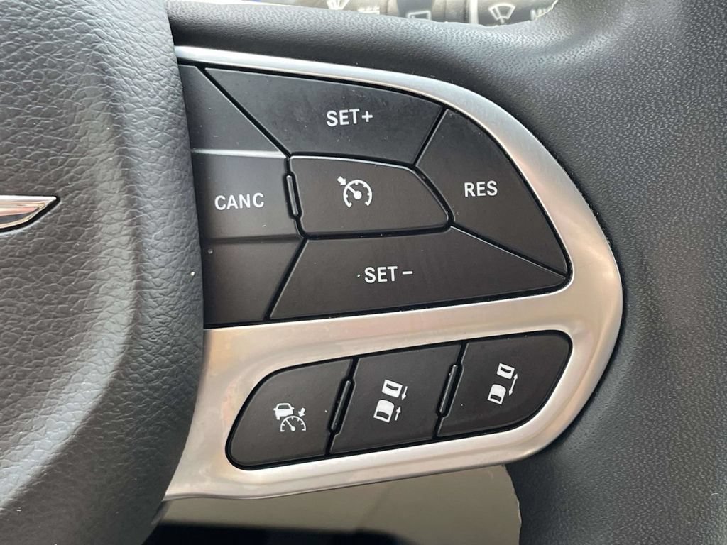 Certified 2024 Chrysler Pacifica Touring-L FWD image 30