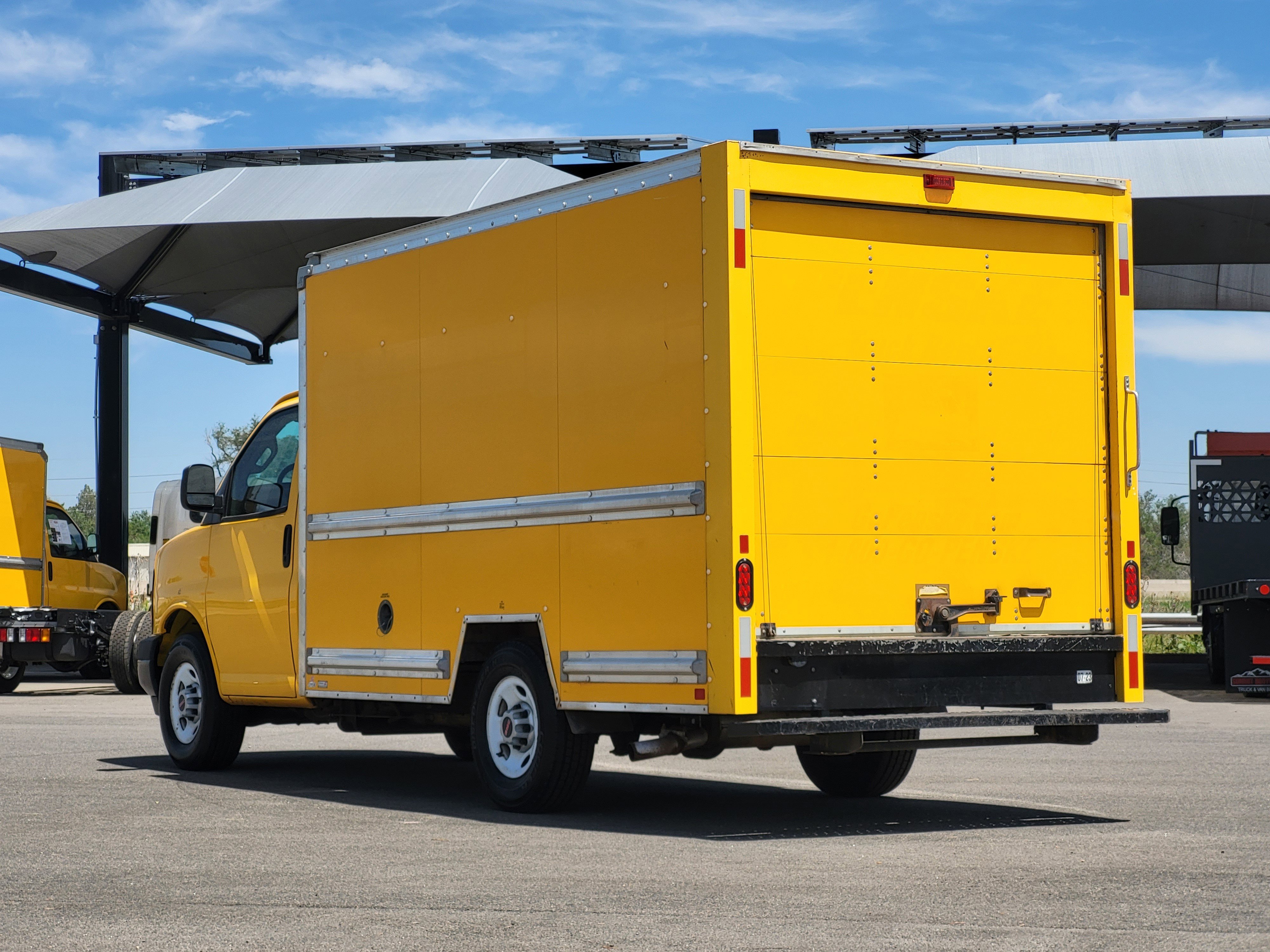 Used 2017 GMC Savana 3500 RWD image 5