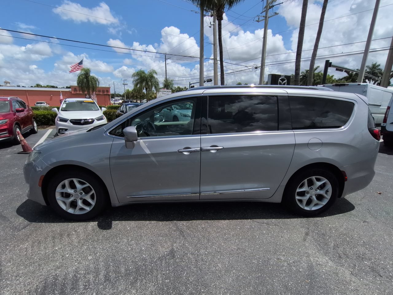 Used 2019 Chrysler Pacifica Touring-L Plus w/ Advanced Safetytec Group FWD image 8