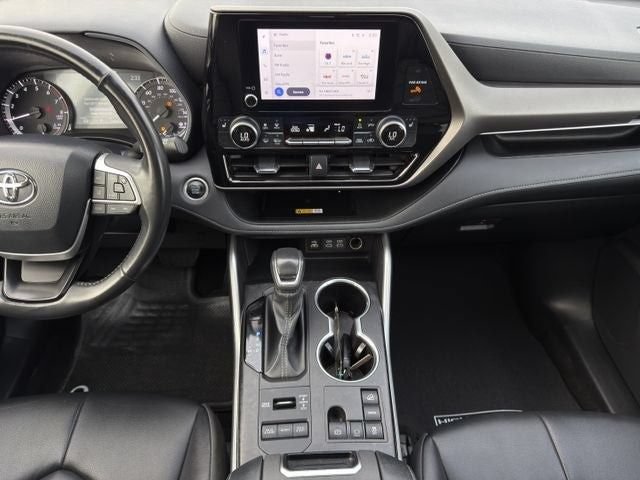 Used 2024 Toyota Highlander XLE AWD/4WD image 16