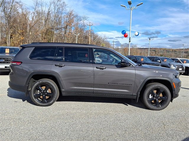 Used 2025 Jeep Grand Cherokee L Limited w/ Black Appearance Package image 26