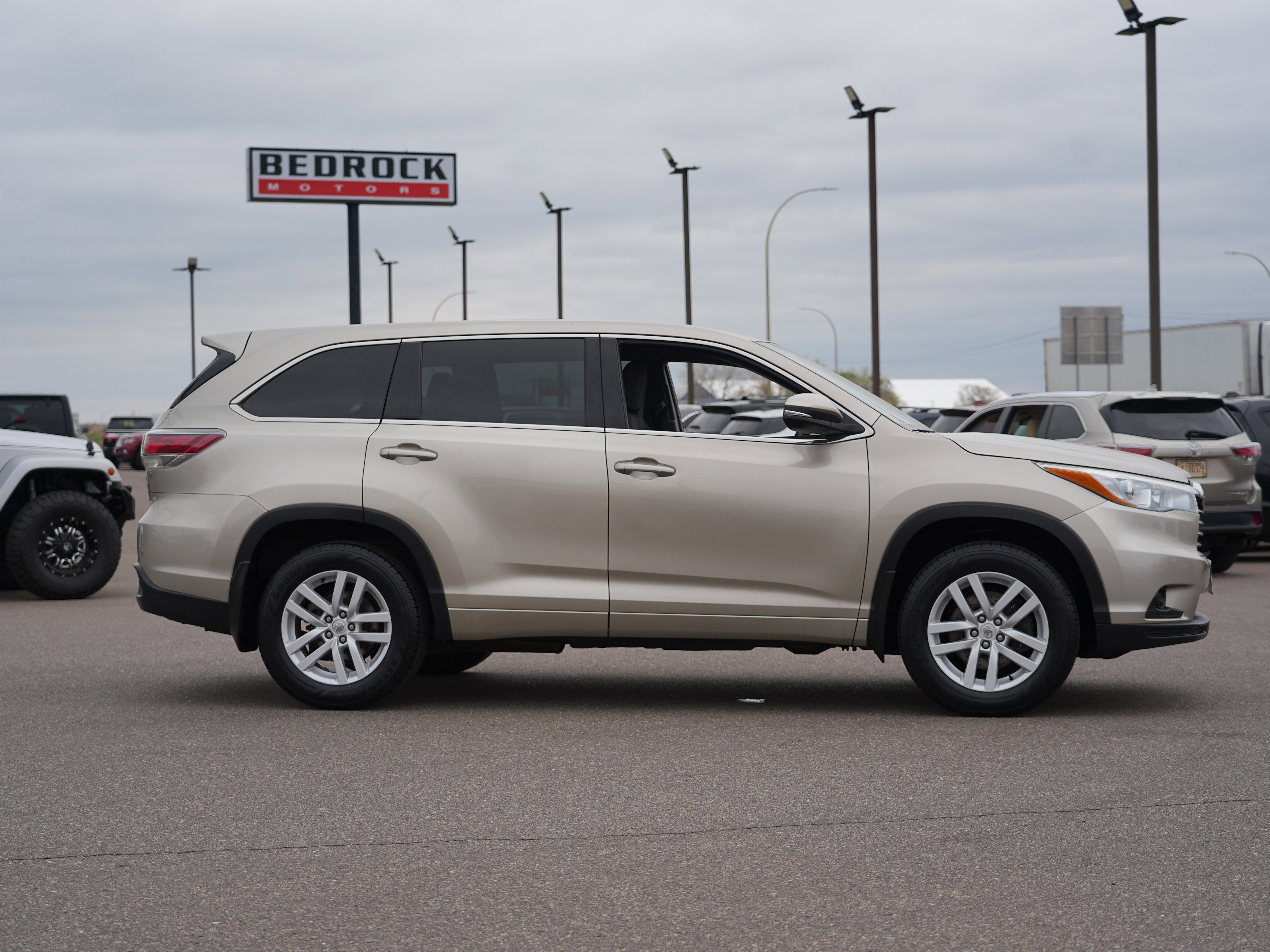 Used 2015 Toyota Highlander LE AWD/4WD image 2