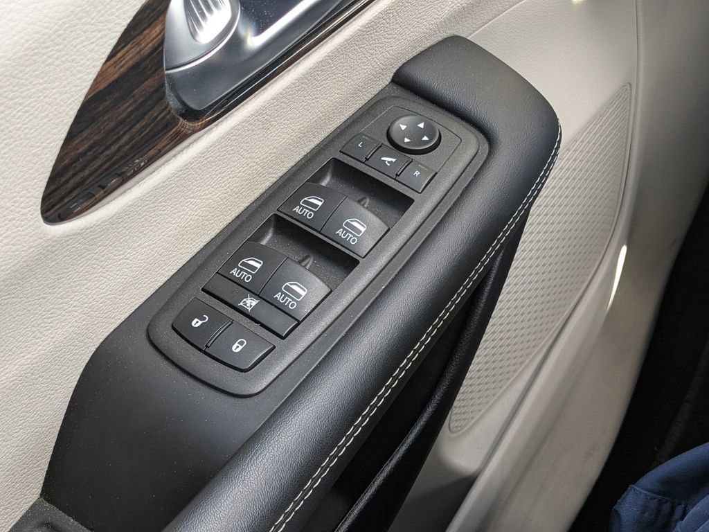 Used 2023 Chrysler Pacifica Limited FWD image 21