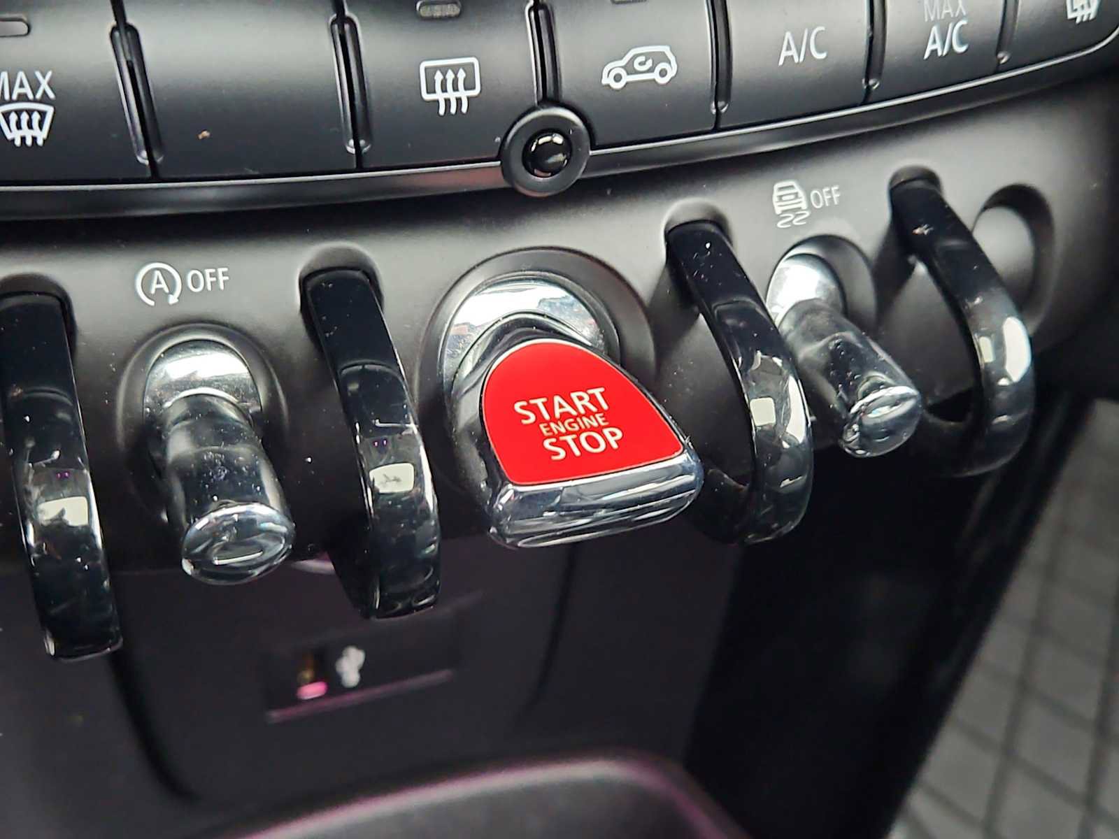 Used 2021 MINI Cooper 2-Door Hardtop w/ 6.5" Touchscreen Package image 23