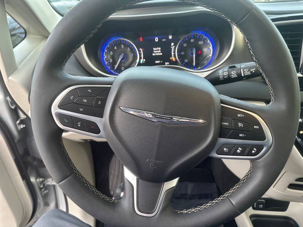 Used 2024 Chrysler Pacifica Touring-L image 12