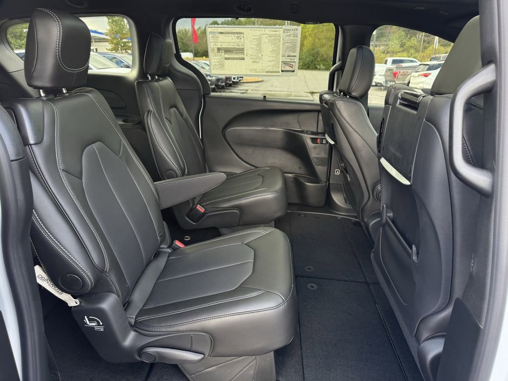 New 2026 Chrysler Pacifica Select image 20