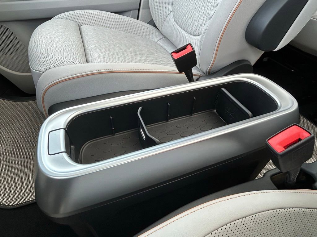 Used 2025 Volkswagen ID. Buzz 1st Edition image 36