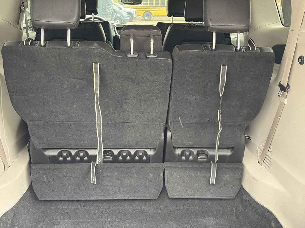 Used 2022 Chrysler Pacifica Touring-L image 10