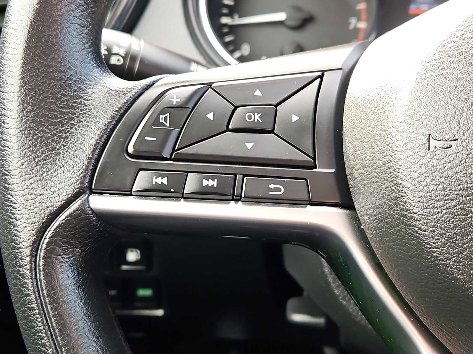 Used 2018 Nissan Rogue S image 18