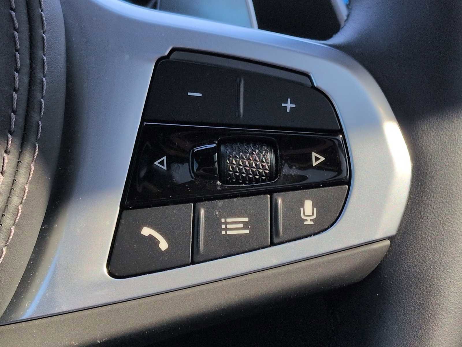 Used 2024 BMW X6 xDrive40i w/ Executive Package image 27