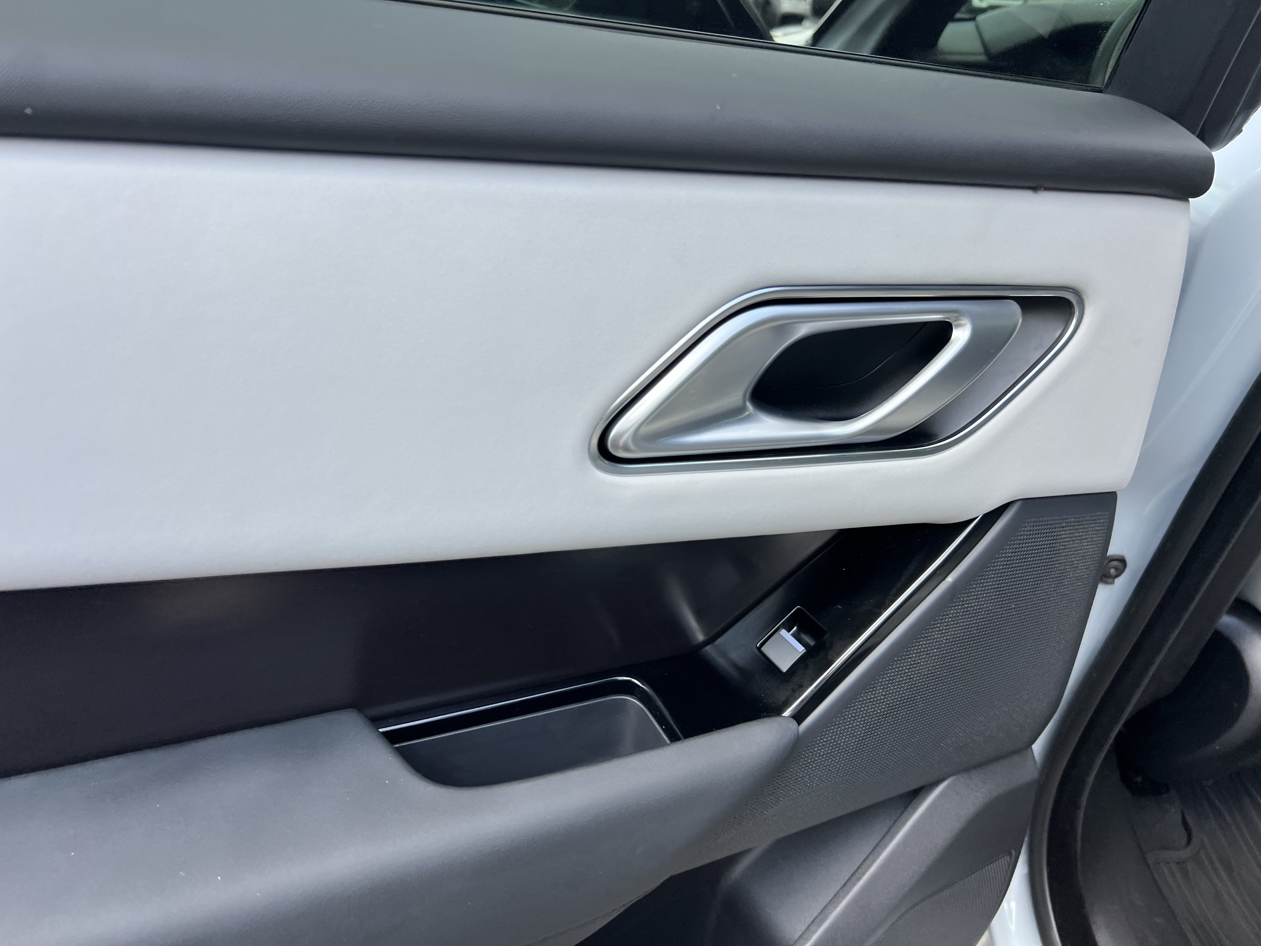 Certified 2026 Land Rover Range Rover Velar Dynamic SE AWD/4WD image 29