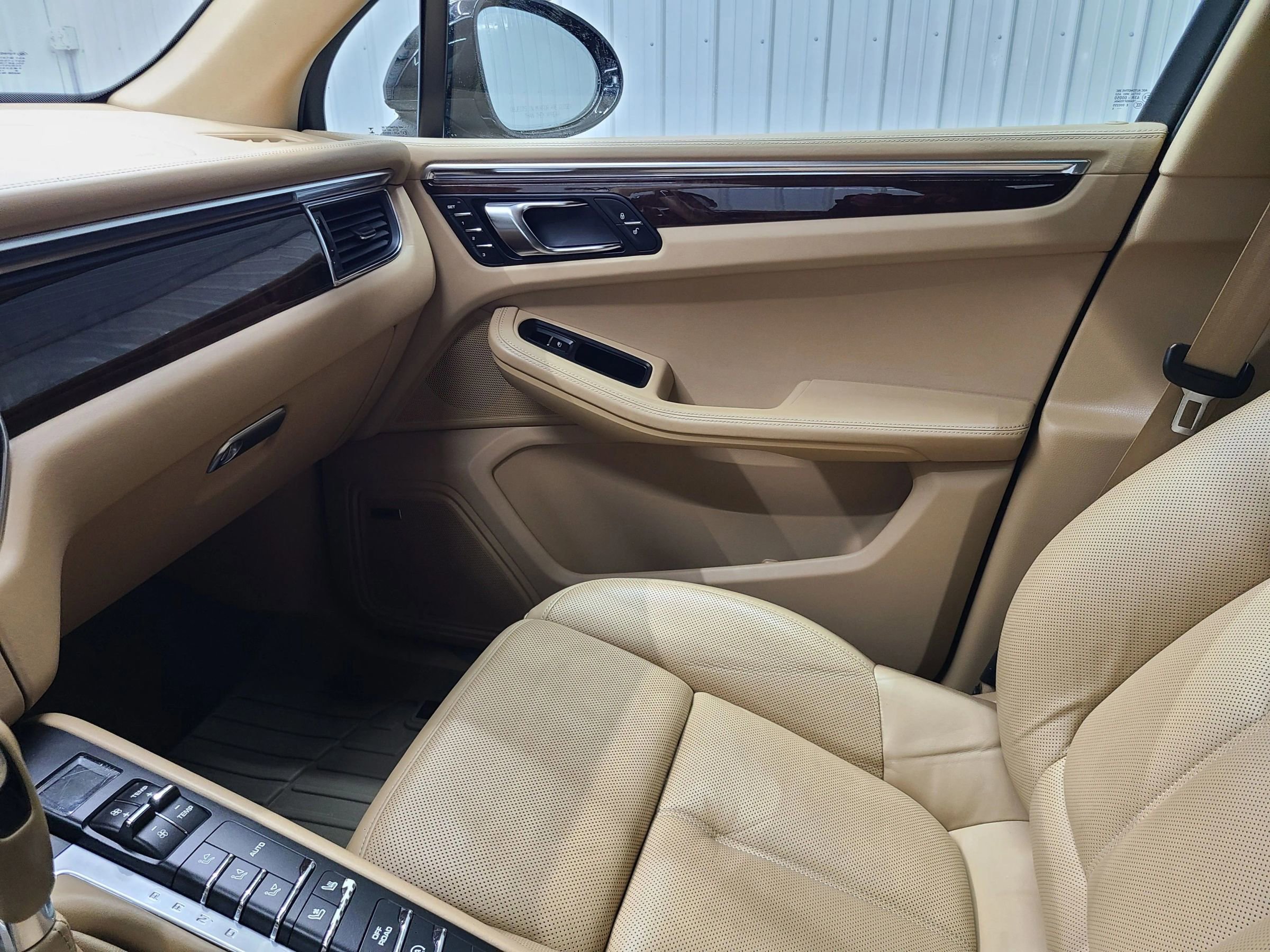 Used 2015 Porsche Macan S AWD/4WD image 25