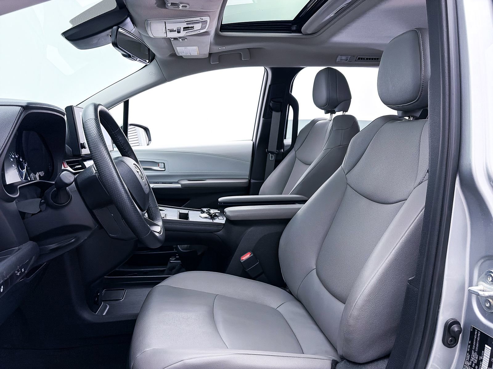 Used 2025 Toyota Sienna XLE FWD image 19
