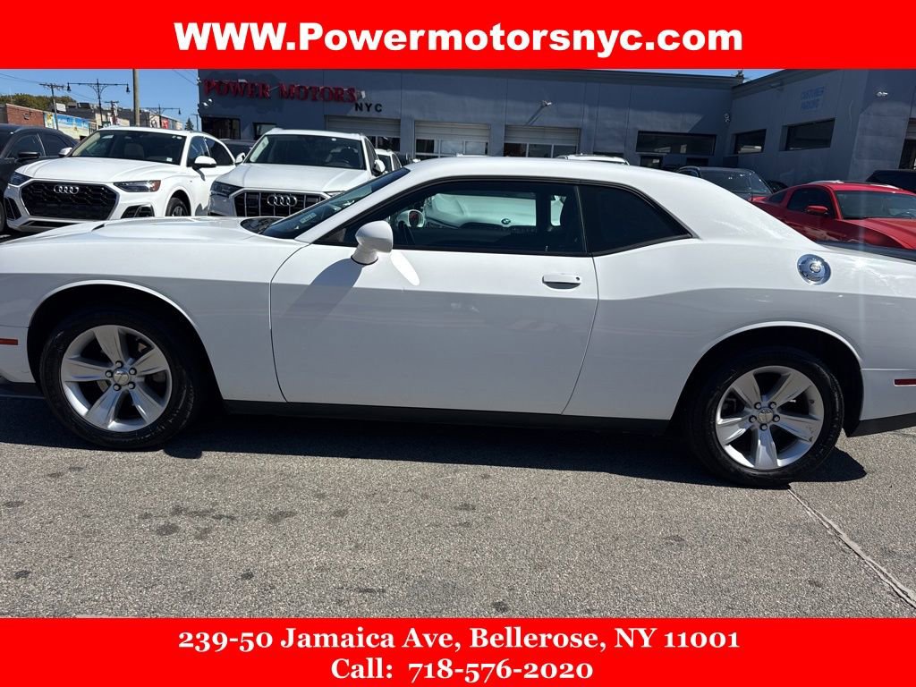 Used 2023 Dodge Challenger SXT image 2